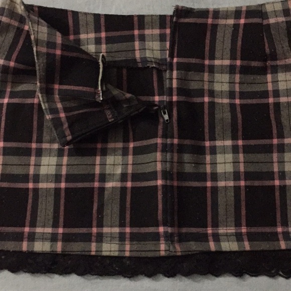Plaid mini skirt w lace trim - Picture 4 of 6